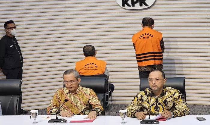 TERSANGKA KORUPSI— 
 KPK menetapkan dua tersangka kasus dugaan korupsi pembayaran komisi agen dari PT Asuransi Jasa Indonesia (Jasindo) kepada PT Mitra Bina Selaras tahun 2017-2020.