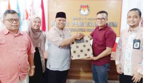 CINDERAMATA— Ketua KPU Pasaman Taupiq bersama jajaran memberikan cinderamata kepada Yuliardi mantan sekretaris KPU Pasaman yang akan bertugas di KPU Kabupaten Solok.