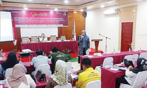 KPU Sawahlunto Berikan Pelayanan Parpol Ajukan Pendaftaran Bacakada 1 SOSIALISASI— Komisioner KPU Sawahlunto, Rika Arnelia saat memberikan sosialisasi penyusunan visi misi dan program bacakada yang disesuaikan dengan RPJPD, Kamis (1/8).