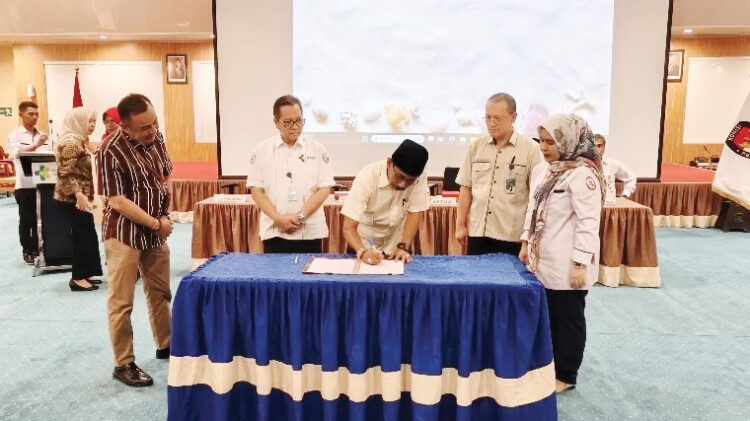 TANDATANGAN— Ketua KPU Sumbar Surya Efitrimen didampingi Dirut RSUP M Djamil 
Dr dr Dovy Djanas SpOG KFM MARS FISQua menandatangani kerja sama antara KPU Sumbar dengan RSUP M Djamil, Kamis (22/8).