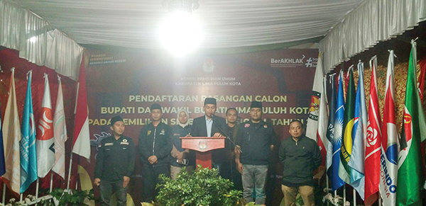 JUMPA PERS— Ketua KPU Lima Puluh Kota Okto Rizaldi bersama komisioner lainnya saat melakukan jumpa pers pasca ditutupnya masa pendaftaran calon Bupati dan Wakil Bupati Lima Puluh Kota, Kamis (29/8) malam.