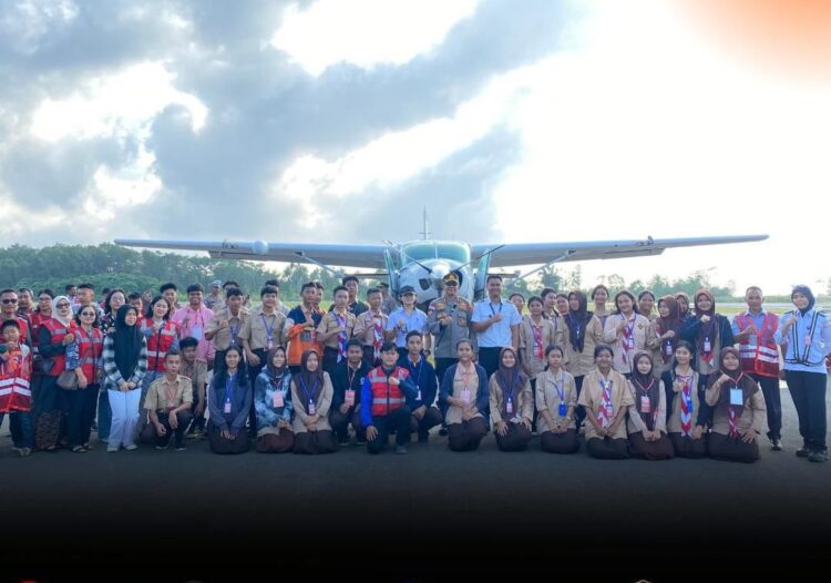 FOTO BERSAMA— Kapolres Kepulauan Mentawai, AKBP Rory Ratno, A., memberikan apresiasi kepada dua siswa-siswi SMA 2 Sipora, beserta paket wisata edukasi yang meliputi kunjungan ke Museum Adityawarman ke pada siswa-siswi SMA 2 Sipora Utara, Sabtu (3/8)