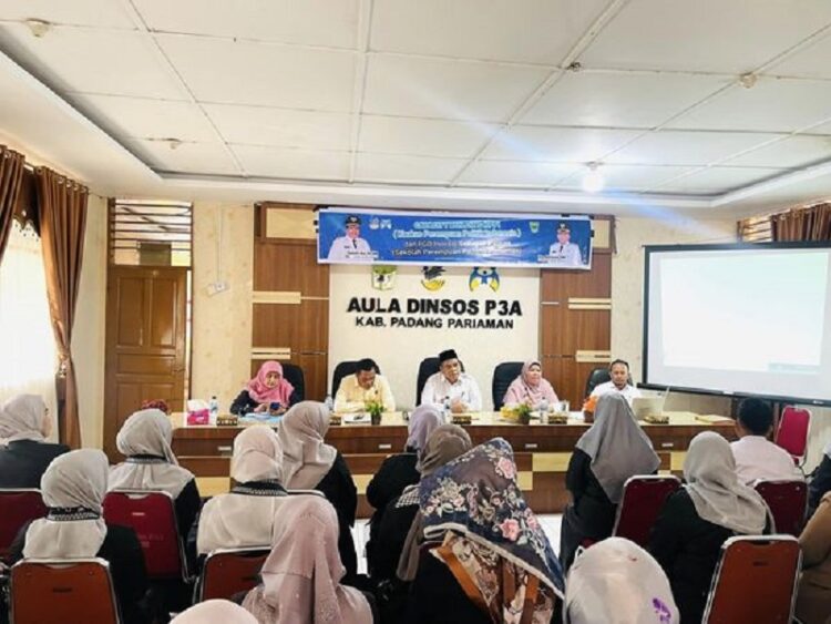 NARASUMBER— Bupati Padangpariaman Suhatri Bur membuka sekaligus menjadi narasumber capacity building Kaukus Perempuan Politik Indonesia ( KPPI ) dan Paman Sekolah Perempuan Padangpariaman  ( FGD Inovasi Sekoper Paman) di kantor Dinsos Padangpariaman.