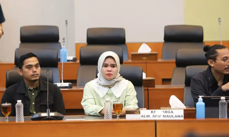 Keluarga Afif Maulana Mengadu ke Komisi III DPR, Polda Sumbar Serahkan Surat Ekshumasi 1 Keluarga Afif Maulana audiensi di komisi 3