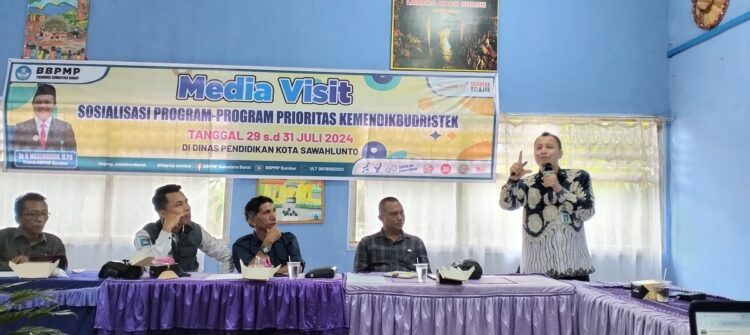BUKA—Acara dibuka oleh Kepala Dinas Pendidikan Sawahlunto Asril dengan pemateri Kepala BBPMP Sumbar yang diwakili koordinator Widyaprada (WP) Syafruddin.