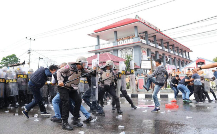 “Kerusuhan” Terjadi di Depan Mapolresta Bukittinggi 1 Simpamkota— Jelang Pilkada 2024, ada kerusuhan, evakuasi, dan pengawalan VIP pada Simulasi Simpamkota yang berlangsung pada hari Kamis (22/8) di depan Mapolresta Bukittinggi
