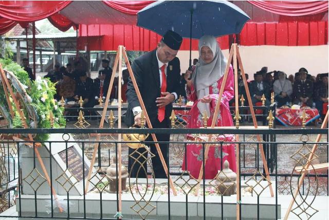 Ketua DPRD Pariyanto Ikut Tabur Bunga di Makam Bupati Pertama Dharmasraya 1 Ketua DPRD Pariyanto Ikut Tabur Bunga di Makam Bupati Pertama Dharmasraya