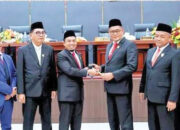 Rapat Paripurna Pengucapan Sumpah Anggota DPRD Kota Padang Periode 2024-2029, Muharlion Terima Palu Pimpinan dari Syafrial Kani