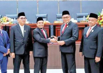 Rapat Paripurna Pengucapan Sumpah Anggota DPRD Kota Padang Periode 2024-2029, Muharlion Terima Palu Pimpinan dari Syafrial Kani