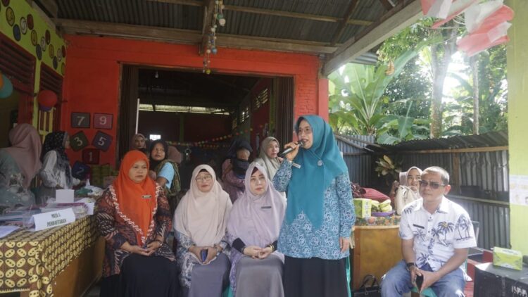 SAMBUTAN—Ketua Forikan Pasbar  Ny. Titi Hamsuardi memberikan sambutan daat penyerahan Pemberian Makan Tambahan (PMT) yang diselenggarakan oleh Dinas Perikanan Pasaman Barat, di Posyandu Pelita Hati, Dusun I, Lembah Binuang, Kecamatan Pasaman, Kamis (8/8).