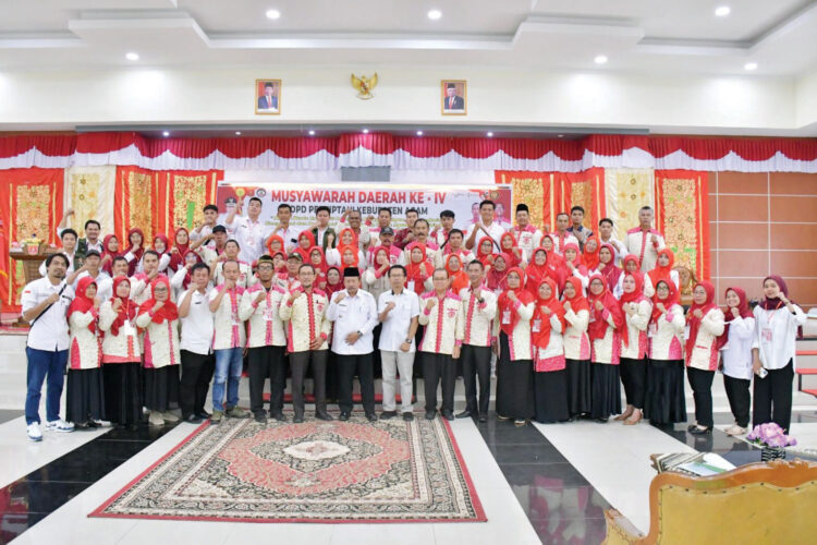 Pengurus DPD Hipertani Agam Periode 2024-2029 Dilantik, Bupati Harapkan Sektor Pertanian Lebih Maju dan Berkembang 1 FOTO BERSAMA— Bupati Agam Andri Warman foto bersama pengurus DPD Hipertani
Kabupaten Agam periode 2024-2029, yang baru saja dilantik Rabu (31/7)
di Balairong Rumah Dinas Bupati Agam.