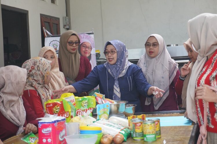 Kolaborasi Rumah BUMN BRI, Dapur Bunda Dini Adakan Pelatihan Tata Boga untuk UMKM 1 PELATIHAN TATA BOGA— Kaum ibu mendapat pelatihan tata boga yang dipandu langsung oleh Roha Nauli, pemilik Dapur Bunda Dini.