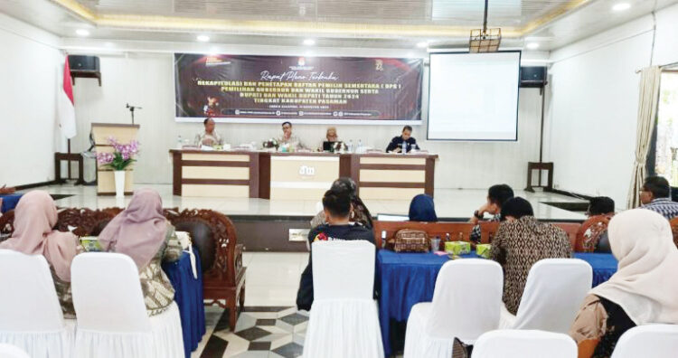 RAPAT PLENO— KPU Kabupaten Pasaman, menggelar rapat pleno terbuka rekapitulasi dan penetapan DPS untuk Pilkada 2024, Minggu (11/8) di Aula Arumas Hotel Lubuk Sikaping.