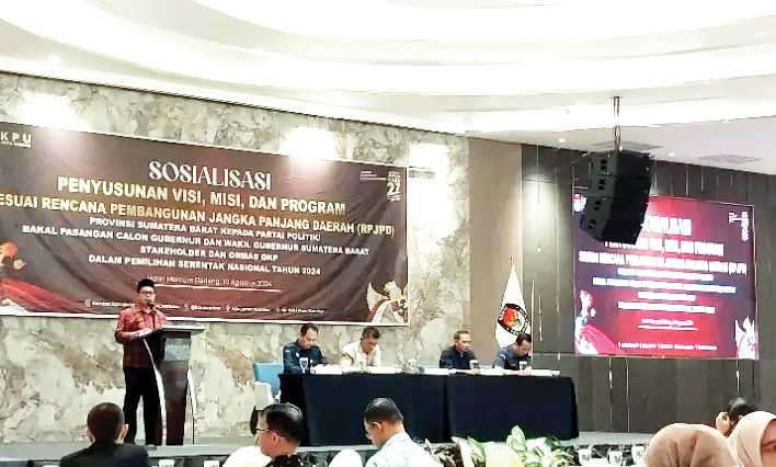 SOSIALISASI— Sosialisasi penyusunan visi misi dan program sesuai RPJPD 2025-2045 bagi calon kepala daerah di Padang, Sabtu (10/8).