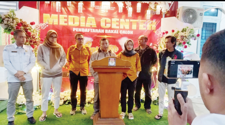 KONFERENSI PERS— Konferensi pers KPU Pasaman usai ditutupnya pendaftaran bakal pasangan calon Bupati dan Wakil Bupati Pasaman, Kamsi (29/8) malam.