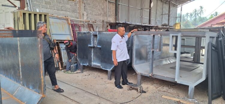 RUSAK—Beginilah kondisi kontainer bak sampah yang cukup banyak rusak, mengakibatkan sampah mudah berserakan.