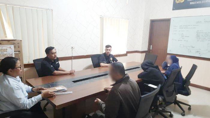 MELAPOR— Korban bersama orang tua dan kerabatnya memberikan keterangan terkait kasus sodomi yang dialaminya saat melapor di Polresta Bukittinggi, Rabu (7/8).