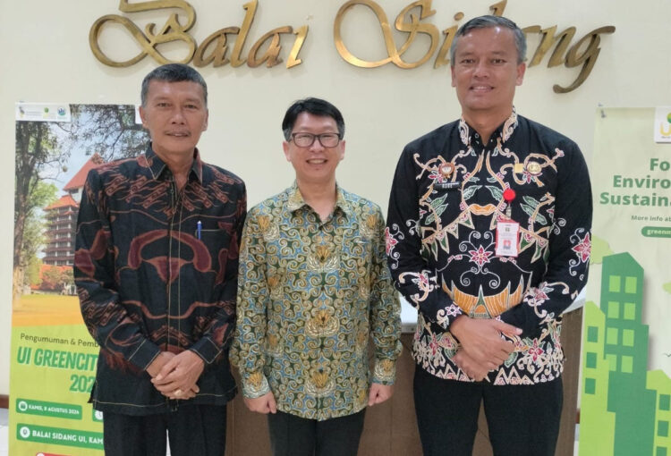 Pariaman Terpilih sebagai Kota Berkelanjutan 1 PENGHARGAAN— Pj Wako Pariaman Roberia menerima penghargaan Anugerah Kota Paling Berkelanjutan di Indonesia, yang diserahkan pada acara Anugerah Universitas Indonesia (UI) Green City Metric Rankings Tahun 2024.