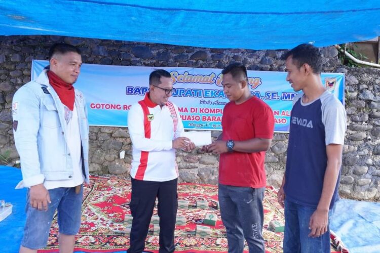 Kunjungi Warga Goro, Bupati Eka Putra Berikan Bantuan 1 Kunjungi Warga Goro Bupati Eka Putra Berikan Bantuan