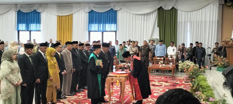 20 Anggota DPRD Sawahlunto Periode 2024-2029 Dilantik 1 TANDATANGAN— Ketua Pengadilan Negeri Sawahlunto Tofan Husma Pattimura tanda tangani berkas pelantikan 20 orang
anggota DPRD di aula BDTBT Sungai Durian, Senin (12/8).