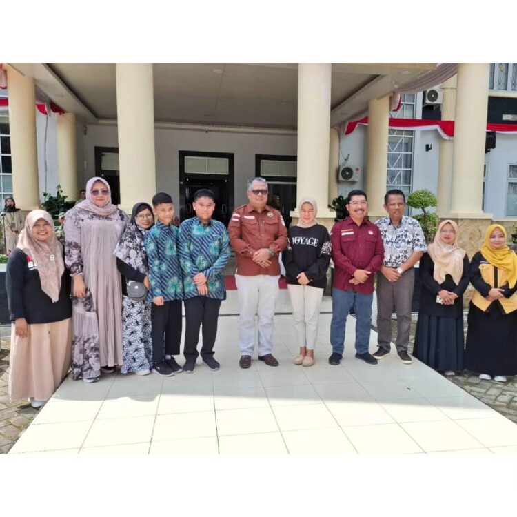 PENUTUPAN— Sekretaris Daerah Dr. H. Syamsurizaldi secara resmi menutup kegiatan lomba drumband antar SD, SMP dan SMA.