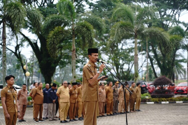 Semua Kafilah Bersiap, MTQ Kabupaten Solsel di Sungai Pagu Segera Dilangsungkan 1 SAMBUTAN—
Wakil Bupati Solok Selatan
H. Yulian Efi berikan sambutan ketika apel pagi.