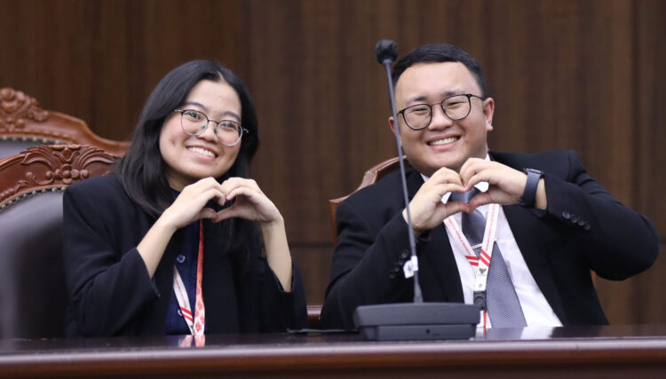 MK Kabulkan Gugatan Mahasiswa UI, Kampanye Pilkada Boleh Diselenggarakan di Kampus 1 HADIRI SIDANG— Sandy Yudha Pratama Hulu dan Stefanie Gloria selaku Pemohon Prinsipal menghadiri sidang putusan pengujian Undang-Undang Nomor 1 Tahun 2015, pada Selasa (20/08) di Ruang Sidang MK.