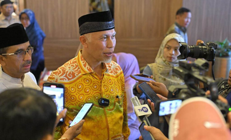 WAWANCARA— Gubernur Sumbar Mahyeldi saat diwawancara wartawan terkait kasus larangan pemakaian jilbab anggota Paskibraka Putri, di Istana IKN, Rabu (14/8).