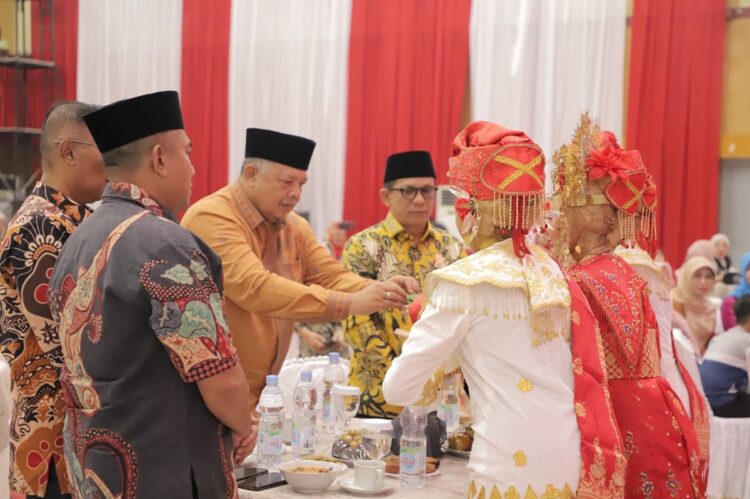 Malam Resepsi HUT RI Meriah di Kota Solok 1 MALAM RESEPSI HUT RI— Wali Kota Solok zul Elfian beserta Ketua TP PKK Kota Solok, Ny.Zulmiyetti Zul Elfian Umar menghadiri Malam Resepsi Peringatan HUT RI, Sabtu (17/8) malam.