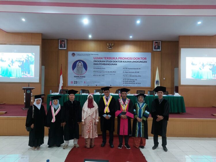 LULUS—Marliosni (60) bersama Dekan FEB UNP, Promotor dan Penguji usai lulus ujian terbuka promosi doktor Prodi Kajian Lingkungan dan Pembangunan FEB UNP, Jumat (23/8) di Aula Fakultas FEB UNP.