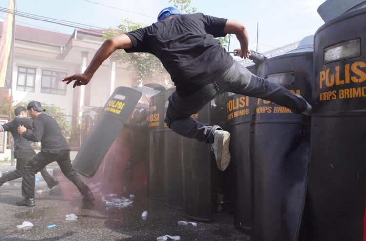 Simulasi Sispamkota Sukses, Massa Anarkis Berhasil Dipukul Mundur PHH Brimob 1 ANARKIS—Terlihat seorang pria melakukan aksi anarkis saat simulasi berhasil dipukul mudur tim PHH Satbrimob Polda Sumbar, Senin (26/8).