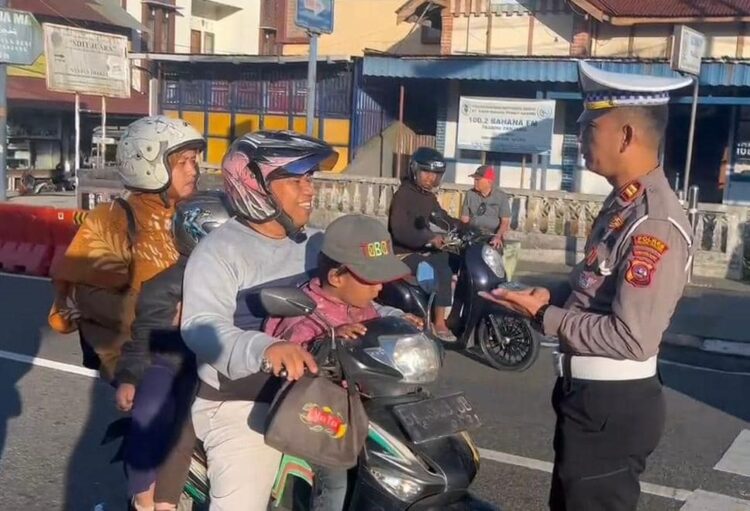BERHENTIKAN—Kasat Lantas, Iptu Afrizal Sahar, S.H, saat memberhentikan seorang pengendara sepeda motor.