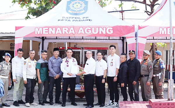 SERAHKAN TENDA— Direktur Operasional PT Menara Agung Djunaidi Halim menyerahkan tenda kepada Kepala Satpol PP Kota Padang, Chandra Eka Putra.