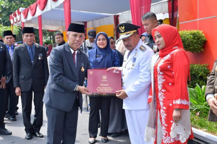 PENGHARGAAN— Bupati Agam Andri Warman menyerahkan Penghargaan Satyalancana Karya Satya kepada 404 ASN yang telah mengabdi di Pemkab Agam puluhan tahun.