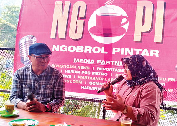 Dari Pengusaha ke Politisi, Idrayeni Berkomitmen Tingkatkan Kesejahteraan Perempuan dan Infrastruktur Sawahlunto 1 NGOBROL PINTAR— Idrayeni, caleg terpilih DPRD Sawahlunto 2024-2029 menggelar kegiatan Ngopi bareng jurnalis yang bertugas di Kota Arang tersebut.