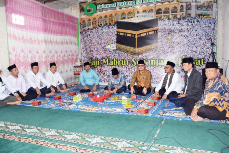 Apresiasi Jamaah Haji Agam, Pelayanan Pemkab dan Kemenag Membuat Ibadah Nyaman 1 SYUKURAN— Acara tasyakuran dan pengukuhan anggota Ikatan Persaudaraan Haji Indonesia (IPHI) Kabupaten Agam yang berlangsung di Gedung IPHI Agam pada Minggu (11/8).