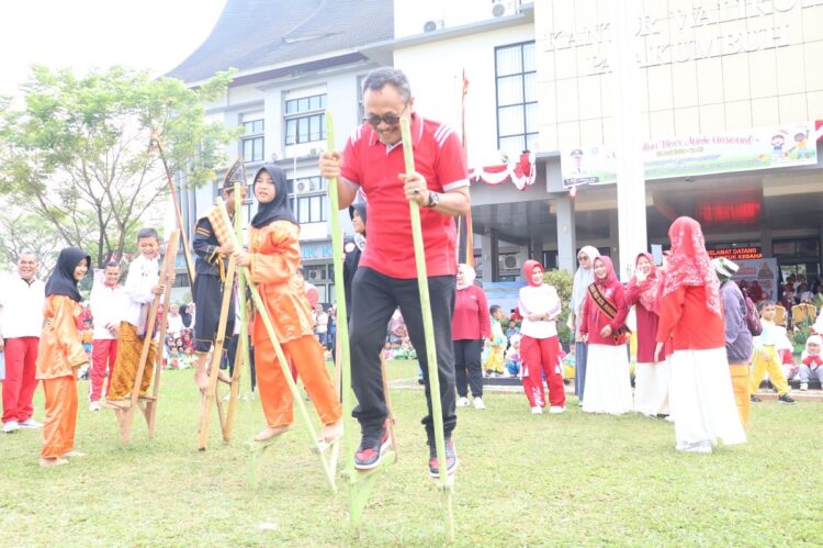 Meriahkan HAN, Pemko Payakumbuh Hadirkan Permainan Tradisional 1 BERSAMA ANAK ANAK— Pj. Wali Kota Payakumbuh Suprayitno saat bermain mainan tradisional bersama anak anak ketika peringatan HAN.