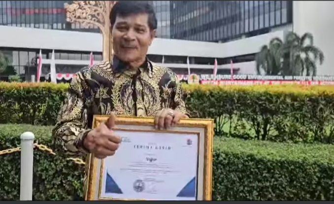 Najjar Lubis Raih Kalpataru dari Kementrian KLHK RI 1 PEGANG— Najjar Lubis, tokoh Lingkungan dari Pasbar, sedang memengang Penghargaan Kalpataru oleh Mentri KLHK di depan depan Kantor KLHK Jakarta.
