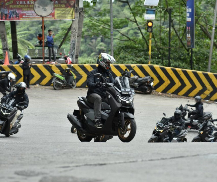TOURING NMAX-Peserta Tour Boemi Nusantara 2024 etape 6 Sumbar melibas tanjakan ekstrem Sitinjau Lauik, Kota Padang, menggunakan Yamaha NMAX Turbo.