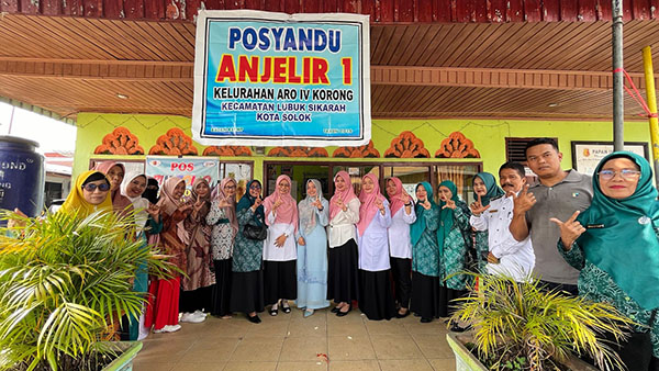 Ketua GOW Hadiri Kegiatan PIN Polio 1 HADIRI—Ketua GOW Kota Solok Ny. Dona Ramadhani Kirana menghadiri kegiatan PIN Polio di Posyandu Anyelir 1 Kelurahan Aro IV Korong Kota Solok.