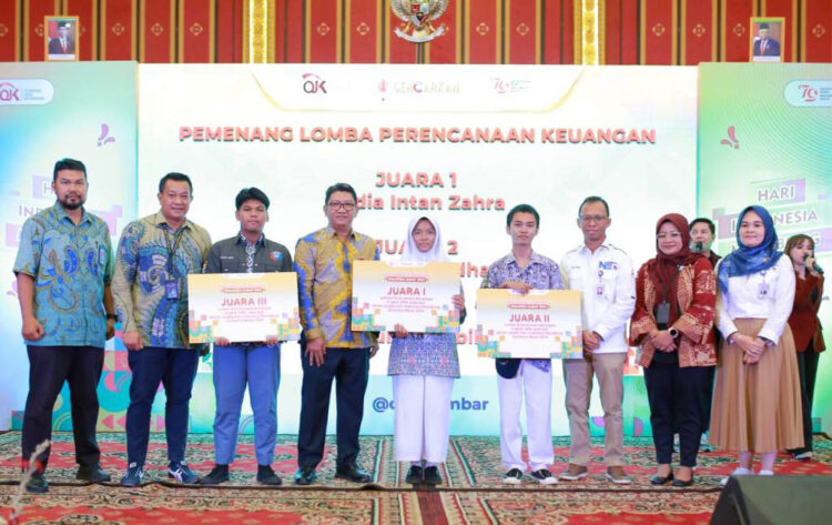 OJK Gelar Puncak Hari Indonesia Menabung 2024, Roni Nazra: Simpanan Pelajar di Sumbar Capai Rp200 Miliar 1 Foto bersama— Kepala OJK Provinsi Sumbar, Roni Nazra bersama para pelajar yang memenangkan lomba perencanaan keuangan di momen Puncak Hari Indonesia Menabung Sumbar 2024.