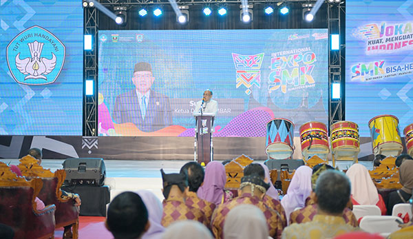 International Expo SMK Sumbar, Menghapus Imej, SMK sebagai ‘Warga Kelas Dua’ 1 BERIKAN SAMBUTAN— Ketua DPRD Sumbar, Supardi memberikan sambutan saat pembukaan Internatioanl Expo SMK Sumbar, Rabu malam (7/8) di Ngalau Indah.