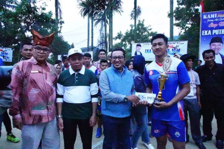 TURNAMEN VOLI— Bupati Tanah Datar Eka Putra, resmi tutup Open Turnamen Volly Ball ADR ke II yang di helat oleh IPPA Nagari Batu Bulek kecamatan Lintau Buo Utara, Minggu (25/8) di Lapangan Bola Voli ADR Club Jorong Aur Duri.