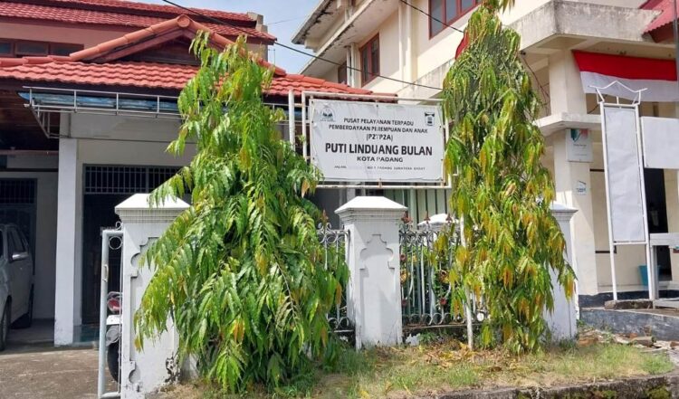 PERLINDUNGAN ANAK DAN PEREMPUAN— Kantor P2TP2A Kota Padang yang berada di Jalan Teratai No.1 Flamboyan Baru, Padang Barat, siap menerima aduan dari masyarakat terhadap kekerasan terhadap anak dan perempuan.