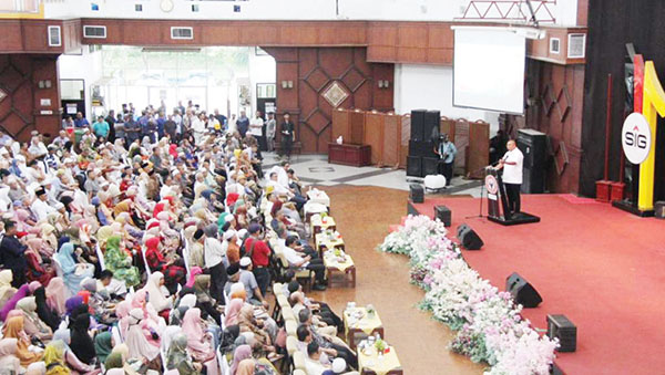 Tunjangan Kesehatan Cair, Ribuan Pensiunan PT Semen Padang Berterima Kasih kepada Andre Rosiade 1 SAMBUTAN— Anggota DPR RI asal Sumbar H Andre Rosiade, memberikan sambutan saat ramah ramah pensiunan PT SP dengan manajemen PTSP di Gedung Serba Guna (GSG) di Indarung, Kota Padang, Senin (5/8).