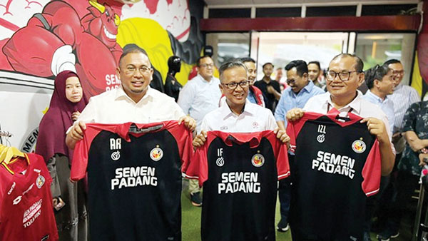 Laga Perdana Liga 1, Andre Rosiade Siapkan Bonus “Dahsyat” untuk Semen Padang FC 1 RESMIKAN OFFICIAL STORE— Penasihat Semen Padang FC, Andre Rosiade bersama Direktur Utama PT Semen Padang, Indrieffouny Indra, memperlihatkan jersey original Semen Padang FC untuk mengarungi Liga 1 Musim 2024/2025, saat meresmikan Semen Padang FC Official Store di Kompleks Mess Semen Padang FC, Senin (5/8).
