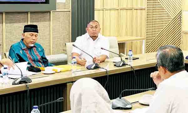 Temui Dirjen Bina Marga bersama Gubernur Sumbar, Andre Rosiade: Pemenang Tender Fly Over Sitinjau Lauik Diumumkan 13 September 1 BAHAS INFRASTRUKTUR— Anggota DPR RI Andre Rosiade bersama Gubernur Sumbar Mahyeldi Ansharullah, bertemu dengan Dirjen Bina Marga Kementerian Pekerjaan Umum dan Perumahan Rakyat (PUPR) Rachman Arief Dienaputra, Selasa (6/8).