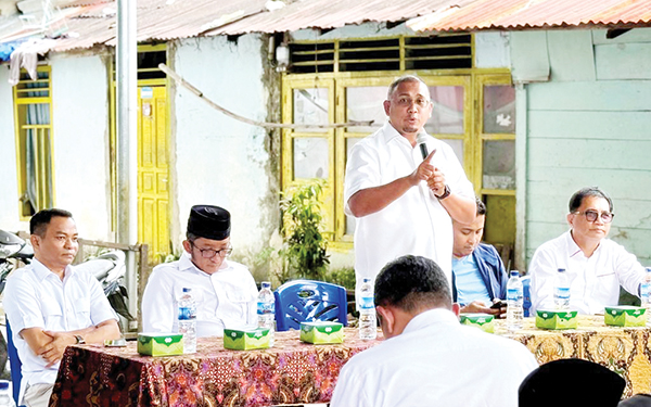 DUKUNGAN LANGSUNG PRESIDEN TERPILIH— Ketua DPD Partai Gerindra Sumbar H Andre Rosiade, bersama pasangan Calon Wako dan Wawako Padang, Hendri Septa-Hidayat yang akan bertarung di Pilkada Padang, November mendatang. Pasangan ini mendapatkan rekomendasi dan dukungan penuh dari Presiden terpilih Prabowo Subianto.