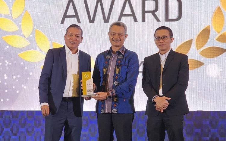 Bank Nagari Raih The Excellent Performance Bank InfoBank Award 1 PENGHARGAAN- Chaiman InfoBank oleh Eko B Supriyanto Chairman InfoBank dan Direktur InfoBank Karnoto Mohamad menyerahkan penghargaan Th Excellent Performance Bank in 5 Consecutive Year (2018-2023) kepada Direktur Operasional Bank Nagari Zilfa Efrizon.