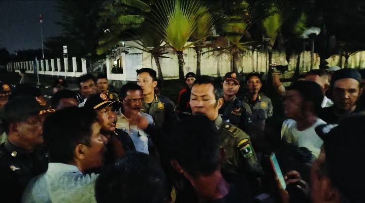Diusir, PKL Masjid Raya Sumbar Nyaris Bentrok dengan Satpol PP, Tuntut Janji Gubernur Mahyeldi hingga Kompensasi Rp 2 Juta 1 NYARIS BENTROK— Puluhan PKL yang biasa berjualan di Masjid Raya Syekh Ahmad Khatib Al-Minangkabawi Sumbar
nyaris bentrok dengan Satpol PP gegara diusir.